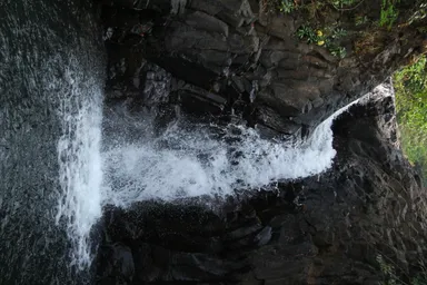 Tiware waterfall02.JPG